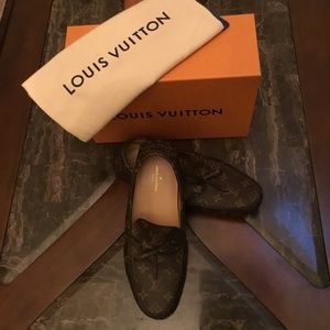 L Vuitton man Driver Moccasin 940- dustbag/box/authentic.